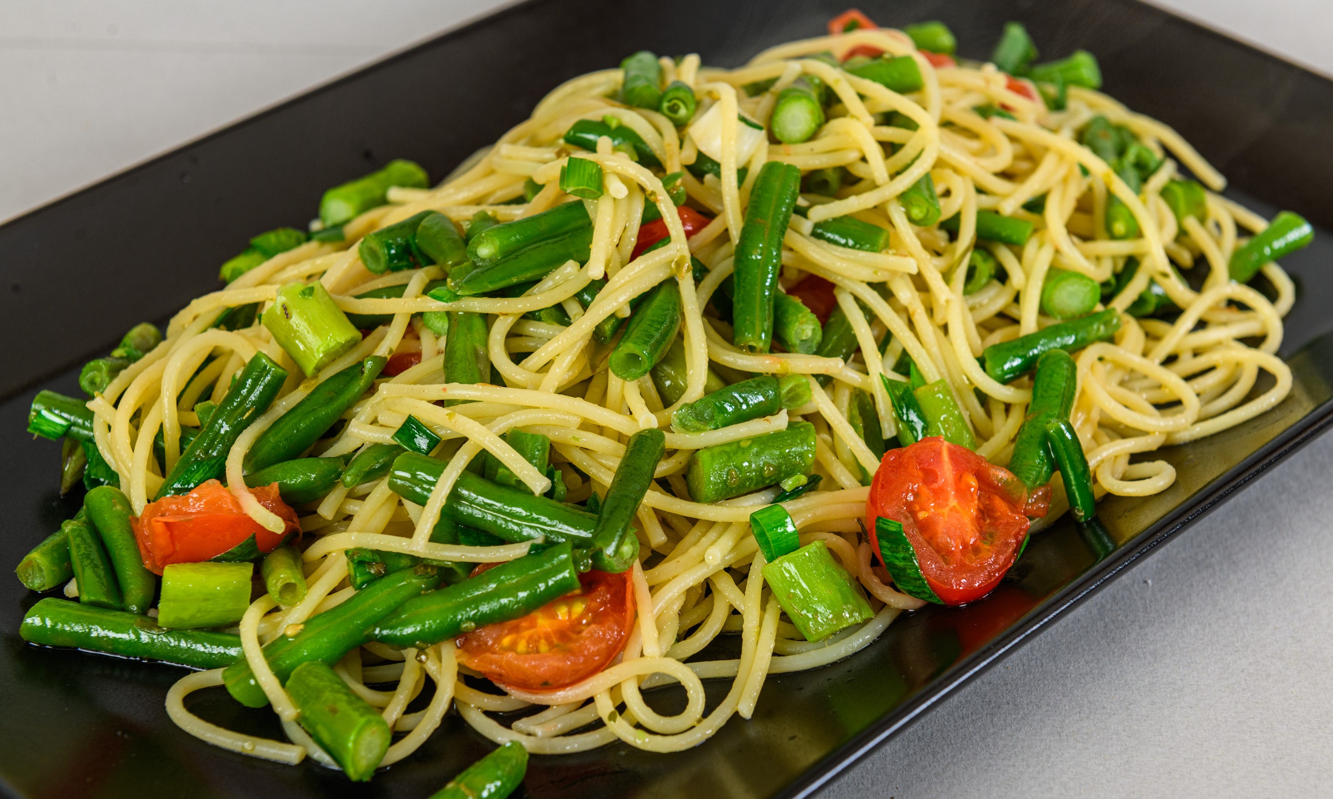 Spaghete cu fasole verde, sparanghel si rosii cherry